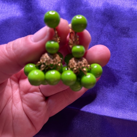 VTG unbranded Lime Green Plastic Bead Clip earrings. - Picture 4 of 6
